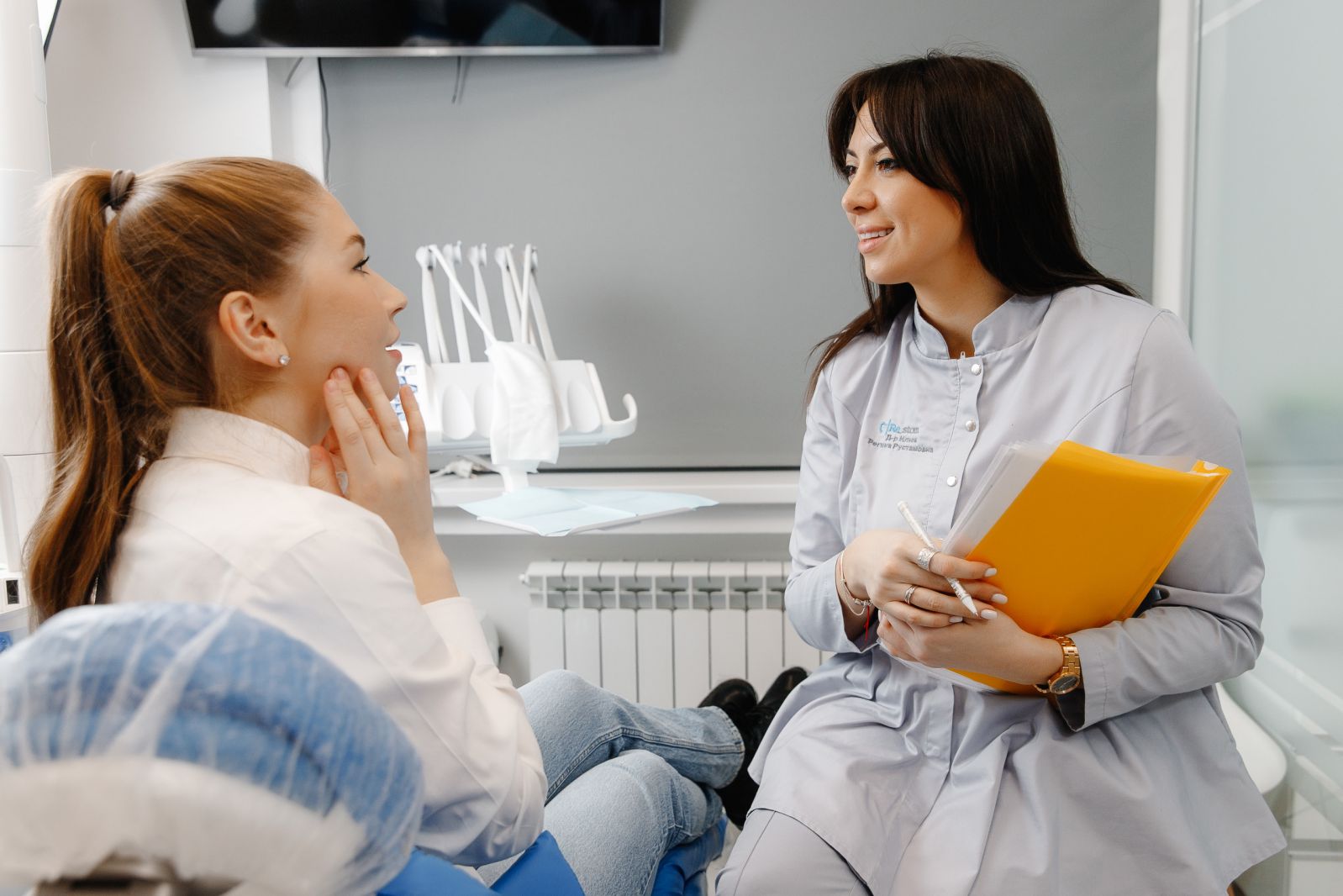 На приёме у стоматологом-терапевтом